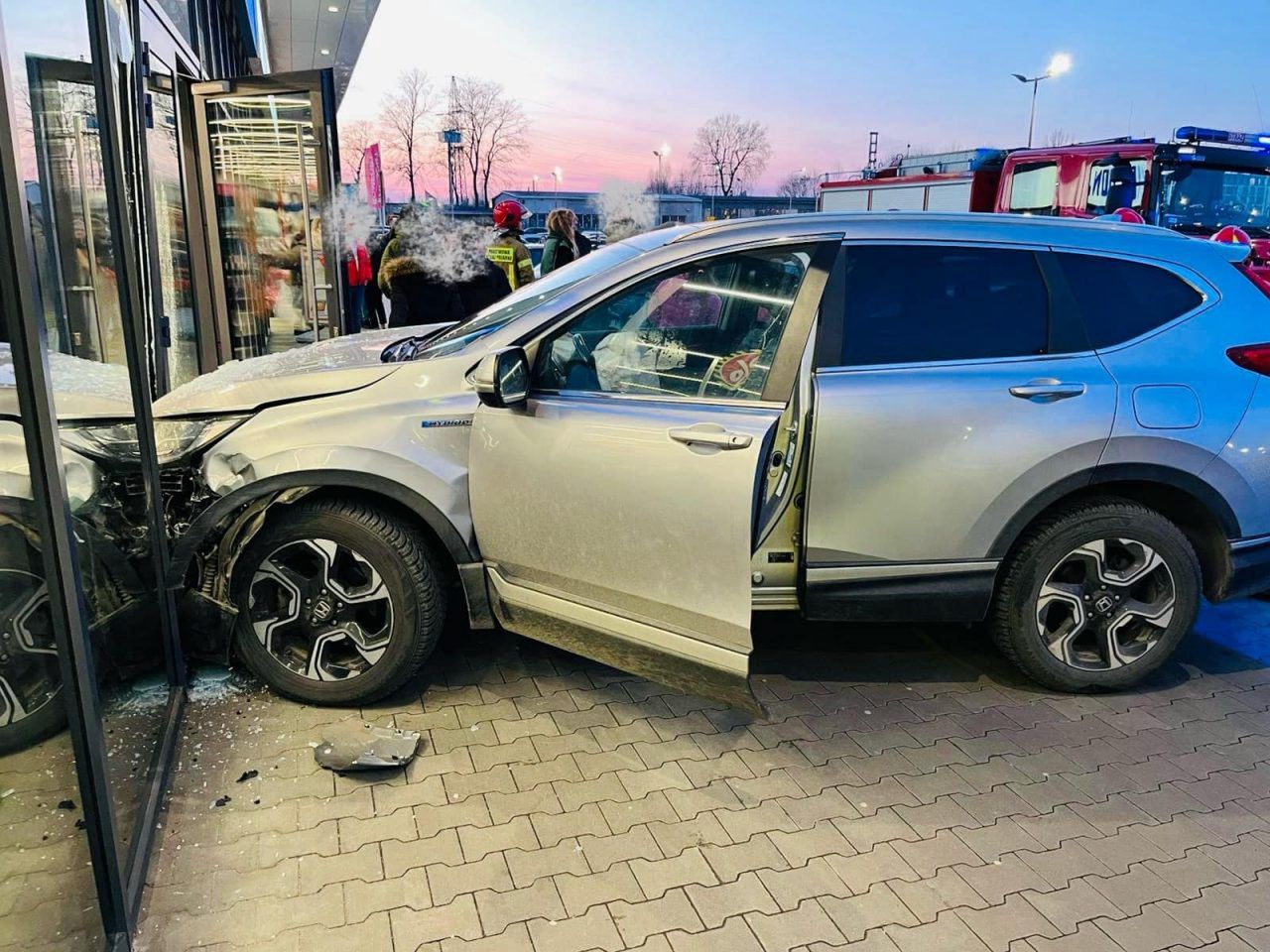 Groźne zdarzenie w Krakowie. Staranowała witrynę centrum handlowego