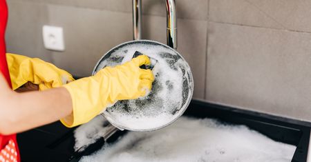 Kobieta zjadła obiad u znajomej. Kiedy zobaczyła, jak zmywa naczynia, zemdliło ją