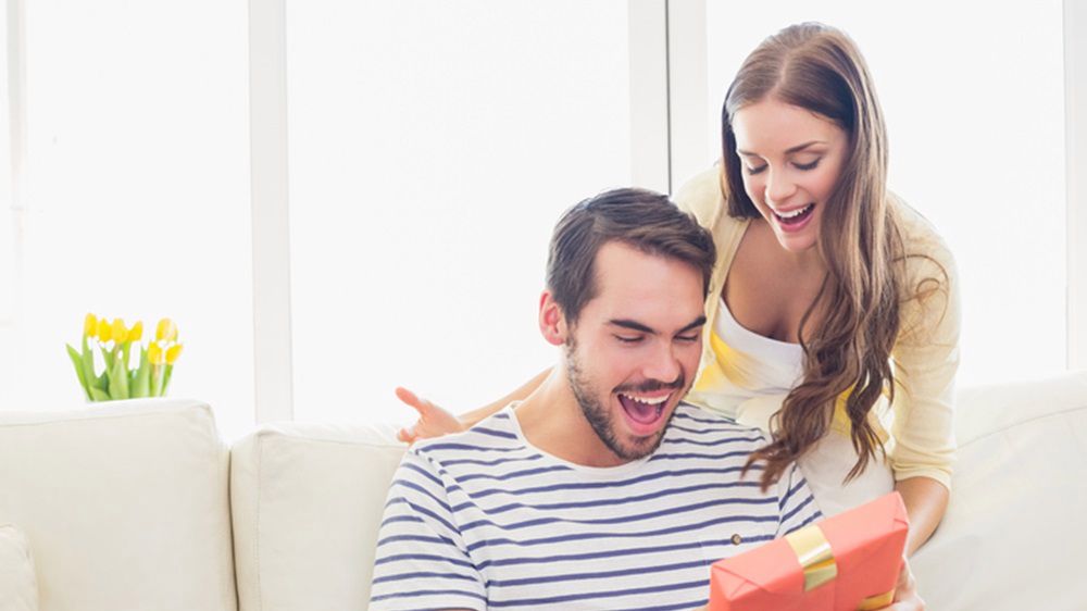 Woda toaletowa o zmysłowym zapachu to świetny pomysł na prezent dla ukochanego