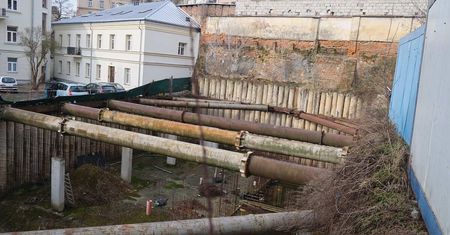 Niedokończona budowa apartamentowca w centrum straszy od kilku lat. Działka wystawiona na licytację komorniczą