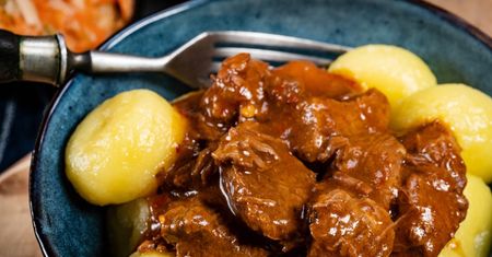 Kluski śląskie podaję z mięciutkim mięsem w sosie. Wszystkie inne wersje mogą się schować
