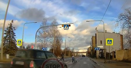 O krok od tragedii. Piesi uciekali z przejścia