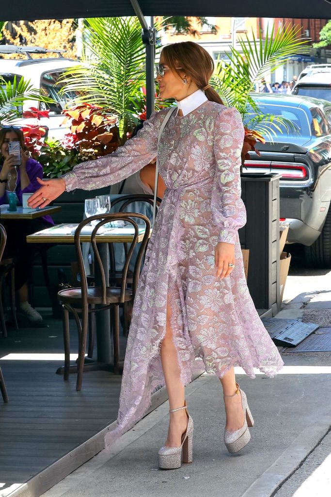 Sukienka Jennifer Lopez jest nietypowo asymetryczna