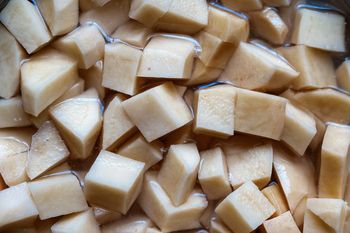 Nigdy nie jedz na surowo. Rozstrój żołądka to dopiero początek