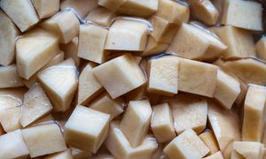 Nigdy nie jedz na surowo. Rozstrój żołądka to dopiero początek