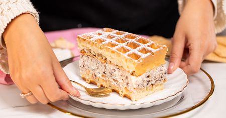 Ciasto z kremem stracciatella na gofrach. Na jednym kawałku na pewno się nie skończy