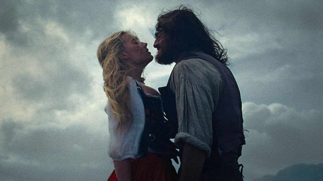 Margot Robbie i Jacob Elordi w filmie "Wichrowe Wzgórza"