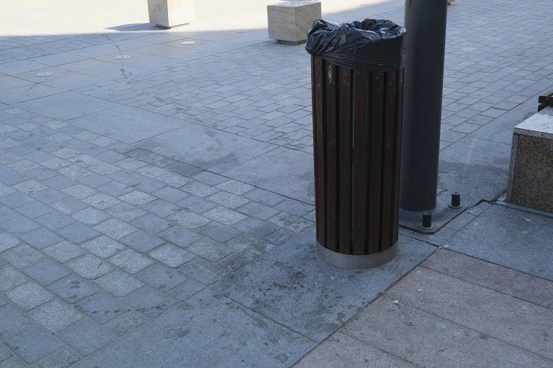 Plamy wokół kosza na śmieci przy restauracji McDonalds
