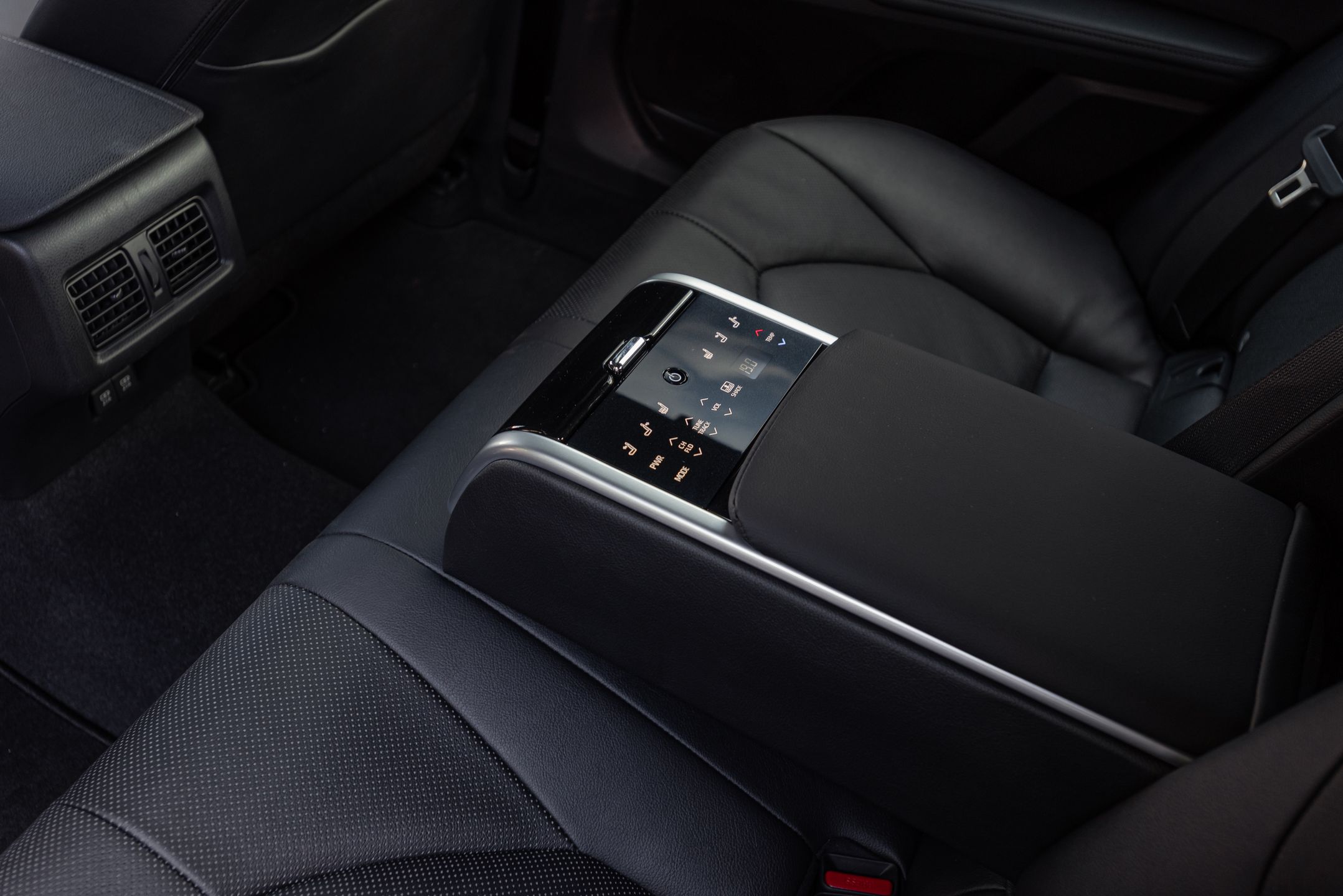 Panel sterowania na podłokietniku z tyłu