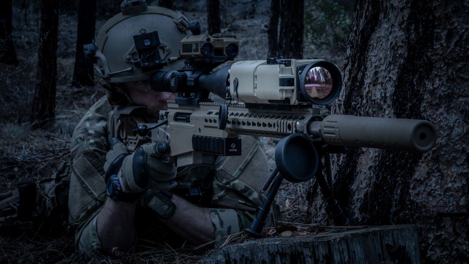 Nasadka termowizyjna ThermoSight HISS-XLR do klasycznych celowników optycznych. 