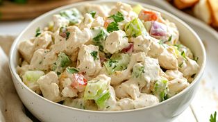 Gdy stawiam ją na andrzejkowym stole, goście wyrywają sobie salaterkę. To najlepsza sałatka