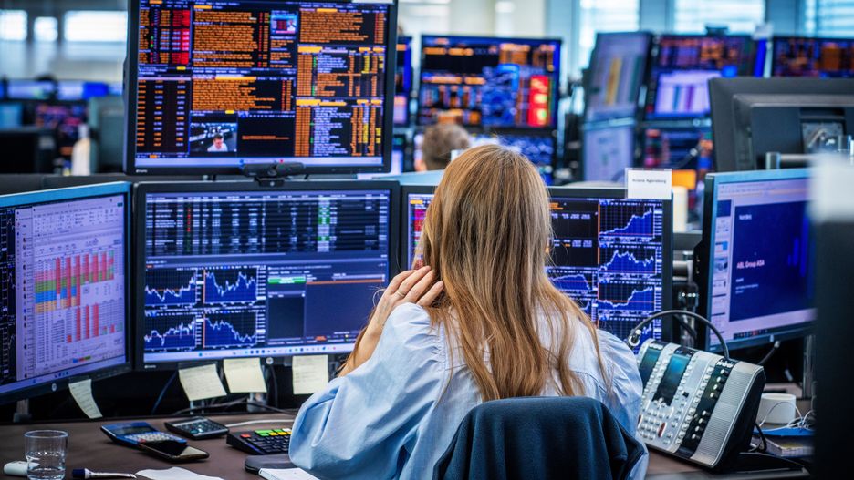 Employees in the trading room of Nordea Markets follow the turmoil and sharp stock market declines following the tariff war that is affecting markets worldwide in Oslo, Norway, 07 April 2025. The stock markets around the world decline amid tariff retaliation imposed by the US against the European Union and various countries globally. EPA/OLE BERG-RUSTEN NORWAY OUT Dostawca: PAP/EPA.