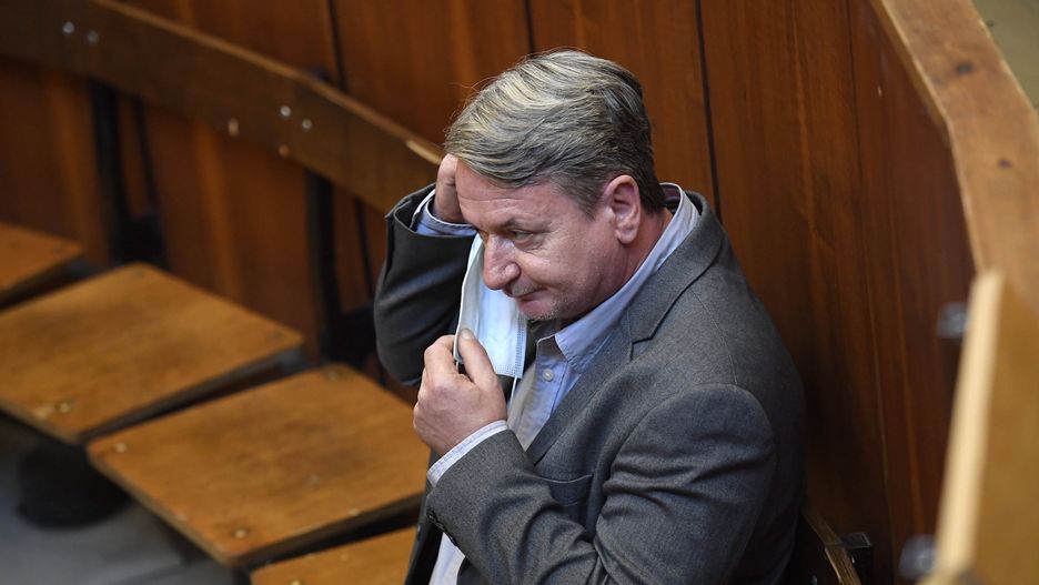Węgierski eurodeputowany i były członek partii Jobbik Bela Kovacs na sali sądowej,