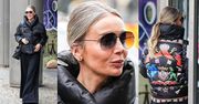 Agnieszka Woźniak-Starak w ultraszerokich dzwonach i kurtce za 3,5 TYSIĄCA kroczy do wartej PONAD ĆWIERĆ MILIONA Tesli (ZDJĘCIA)