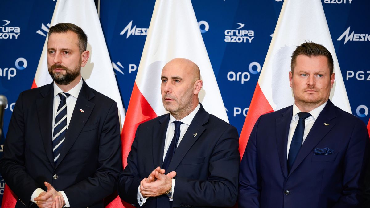 W�adys�aw Kosiniak-Kamysz, Micha� D�browski, Adam Leszkiewicz
Tarn�w, 18.11.2024. Wicepremier, minister obrony narodowej W�adys�aw Kosiniak-Kamysz (L), prezes zarz�du Agencji Rozwoju Przemys�u S.A. Micha� D�browski (P) i prezes zarz�du Grupy Azoty Adam Leszkiewicz (C) po podpisaniu listu intencyjnego o wsp�pracy dot. produkcji materia��w wybuchowych, 18 bm. w siedzibie Grupy Azoty w Tarnowie. (aldg) PAP/Pawe� Topolski
Pawe� Topolski
grupa azoty, list intencyjny, materia�y wybuchowe, MON, obrony narodowej, podpisanie, polityk polityka, produkcja, wsp�praca