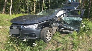 Czołowe zderzenie bmw i audi. W wypadku zginęła pasażerka jednego z pojazdów