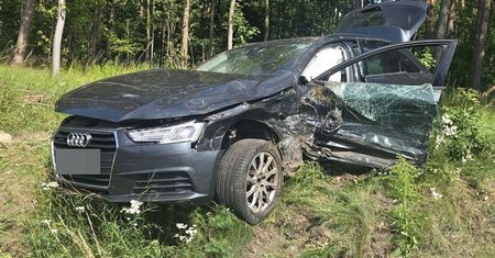 Czołowe zderzenie bmw i audi. W wypadku zginęła pasażerka jednego z pojazdów