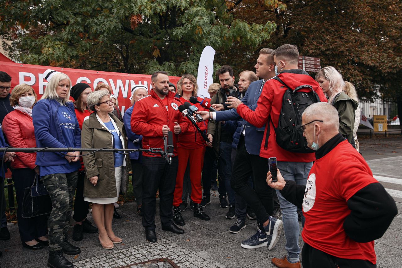 Warszawa. Czerwone miasteczko sędziów i pracowników sądów pod Ministerstwem Sprawiedliwości