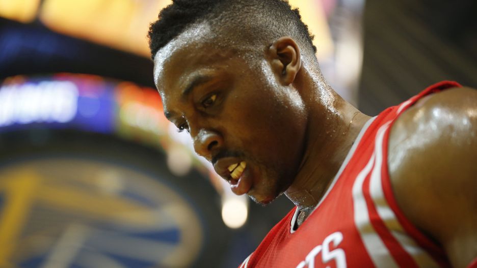 Houston Rockets center Dwight Howard walks off the court after injuring his knee in the first period of Game 1 of the NBA Western Conference Finals against the Golden State Warriors at Oracle Arena on Tuesday, May 19, 2015, in San Francisco .  (James Nielsen/Houston Chronicle via Getty Images)