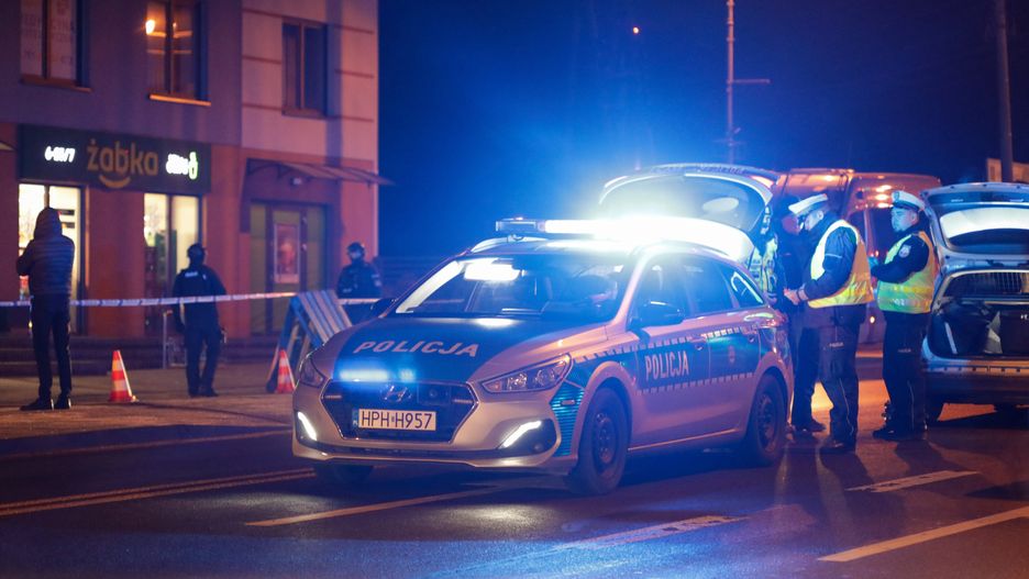 Sochaczew (woj. mazowieckie), 08.12.2022. Policja przed sklepem przy ulicy Płockiej w Sochaczewie, 8 bm. Trwa policyjna obława za nożownikiem, który w Sochaczewie zaatakował 35-letnią ekspedientkę. Kobieta zmarła. (aldg) PAP/Albert Zawada***Zdjęcie do depeszy PAP pt. Mazowsze/ Obława za nożownikiem, który w sklepie w Sochaczewie zabił 35-letnią ekspedientkę ***