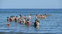 "Łańcuch życia" na plaży. Ratownik apeluje: Nie róbmy tego na własną rękę