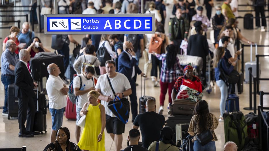 Swiss airspace reopens following computer glitch
epa10013969 Travelers stand in line at Geneva Airport in Geneva, Switzerland, 15 June 2022. Flights resumed over Switzerland after the airspace had been closed in the early morning hours following a Skyguide air traffic control system glitch. The Geneva Airport announced on social media that flights had gradually resumed starting 08:30 a.m. local time and that several flights had been canceled.  EPA/Martial Trezzini 
Dostawca: PAP/EPA.
Martial Trezzini
