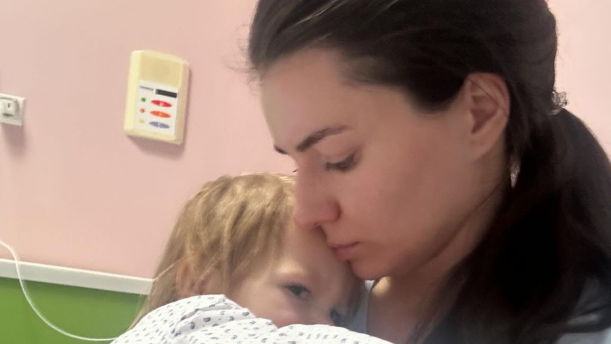 Mama przytula córkę.