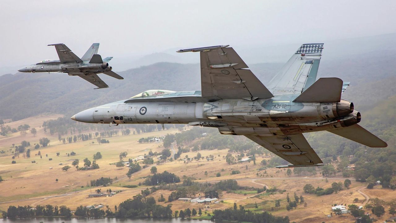 Australijskie myśliwce F/A-18 Hornet w locie