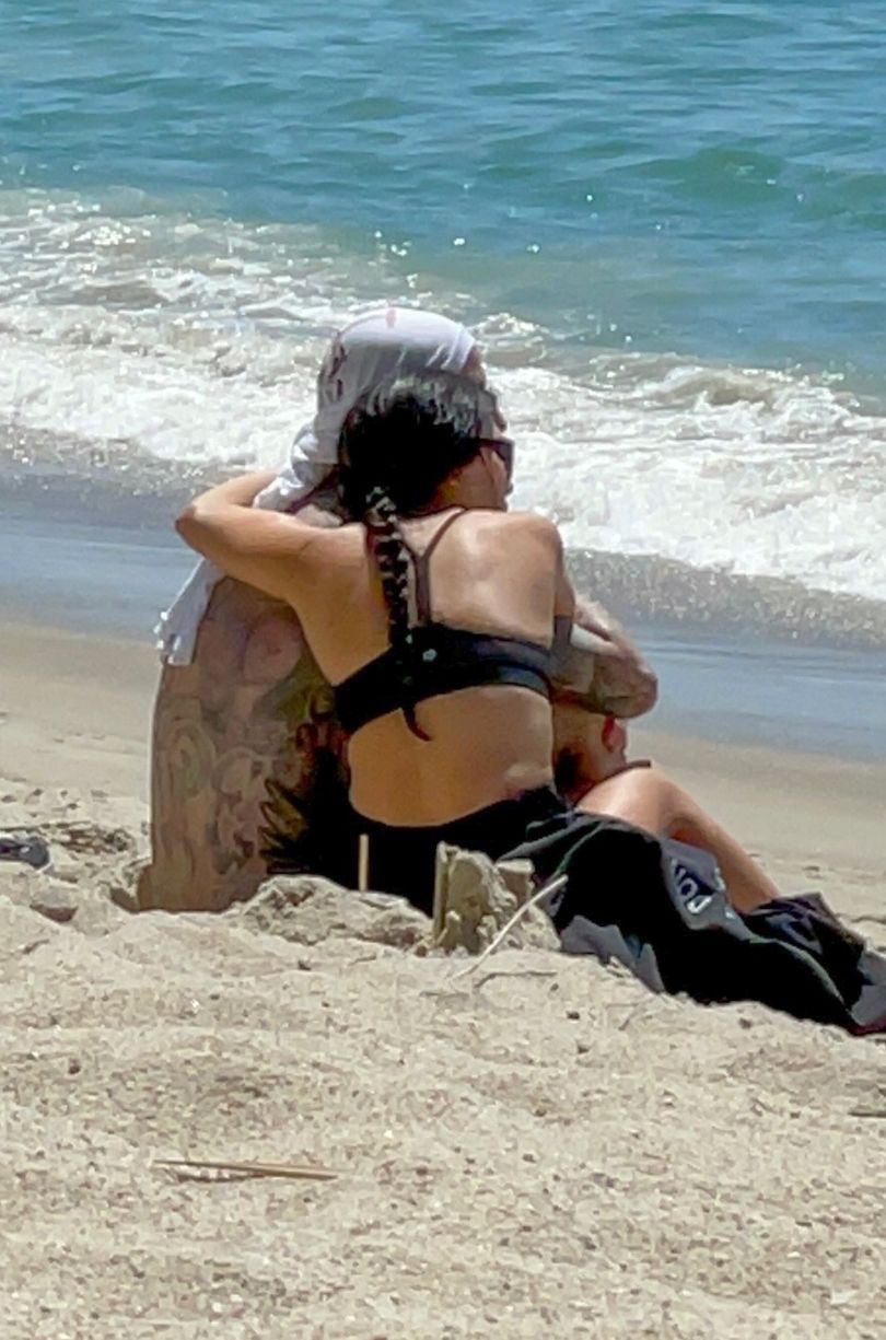 Kourtney Kardashian i Travis Barker wymieniają czułości na plaży