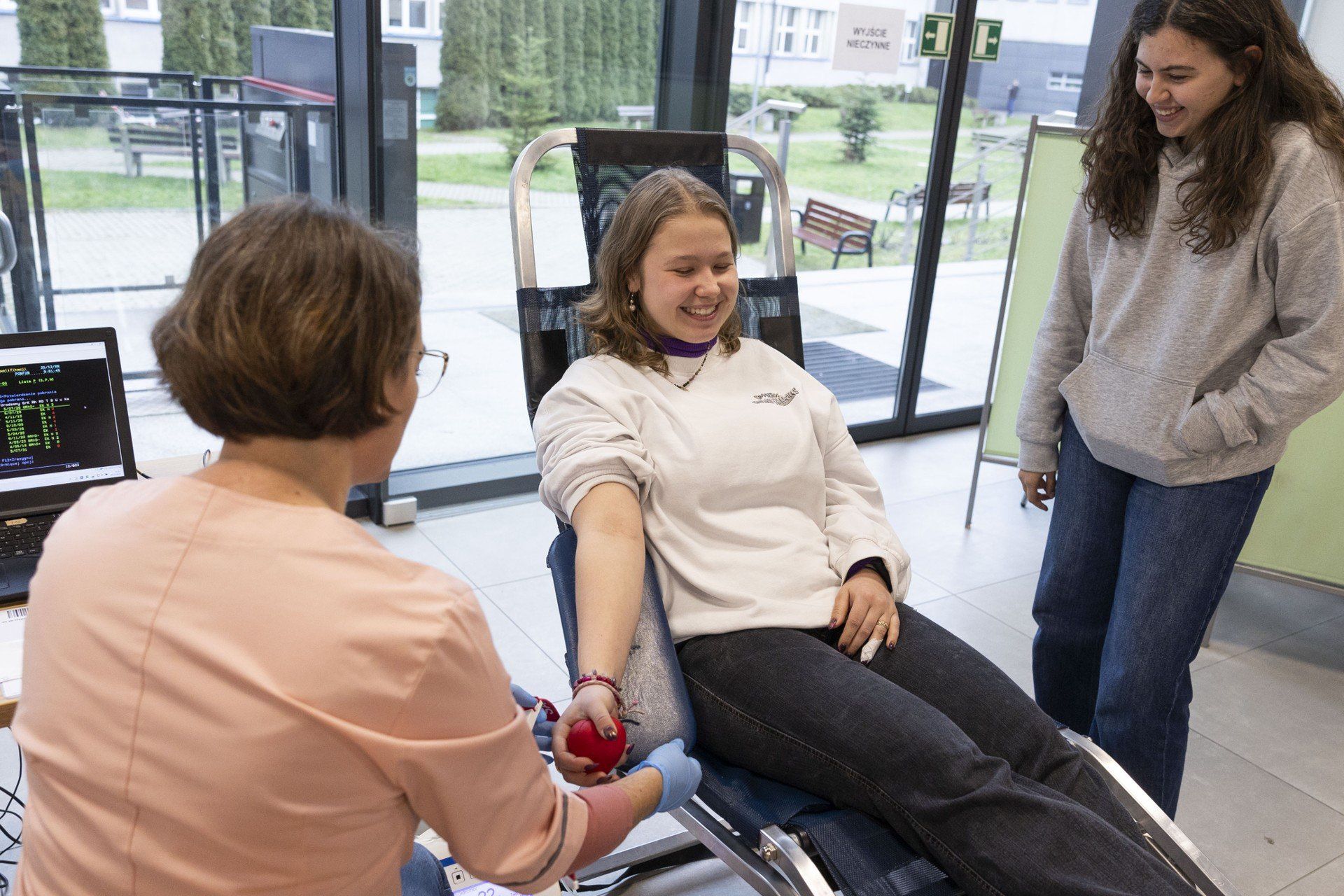 We wtorek, w pierwszym dniu akcji, nie brakowało chętnych, by podzielić się swoją krwią