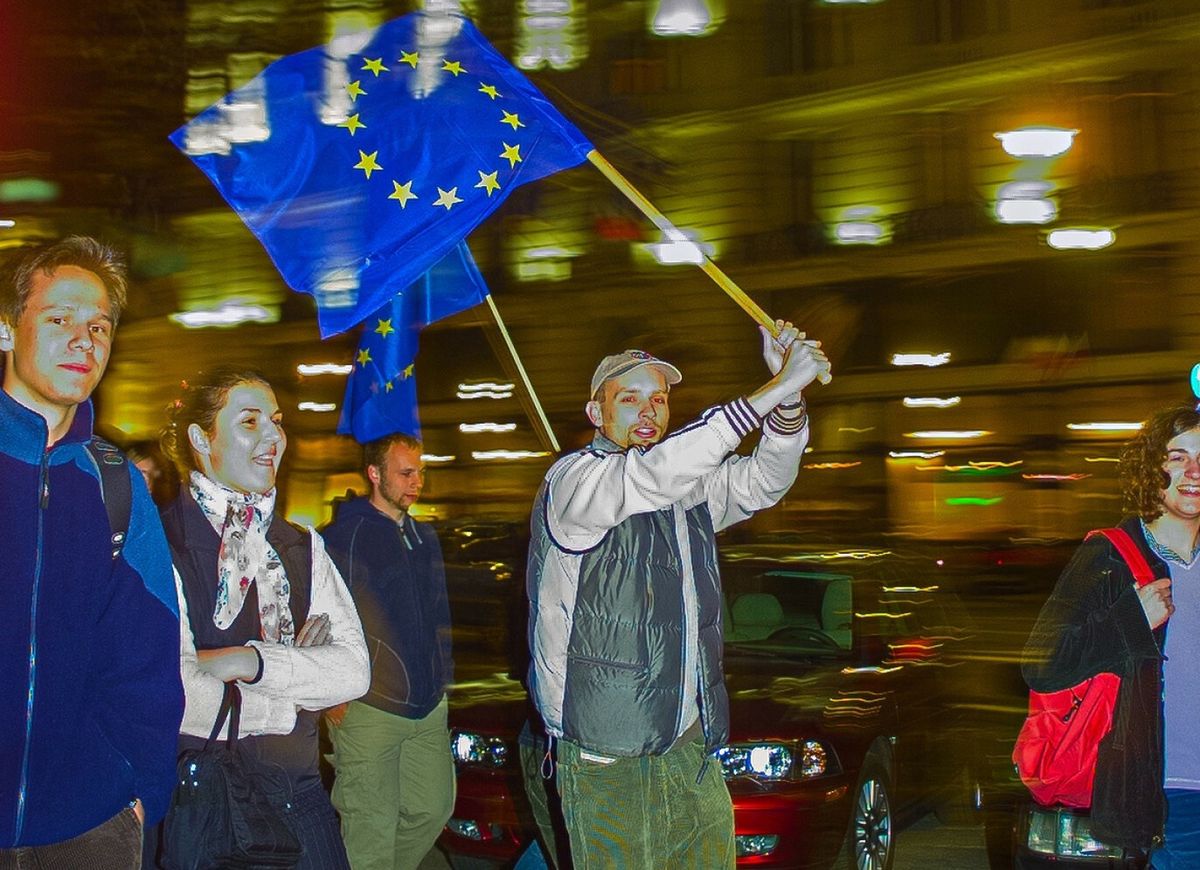 Radość na ulicach w dzień wstąpienia Polski do Unii Europejskiej w 2004 roku