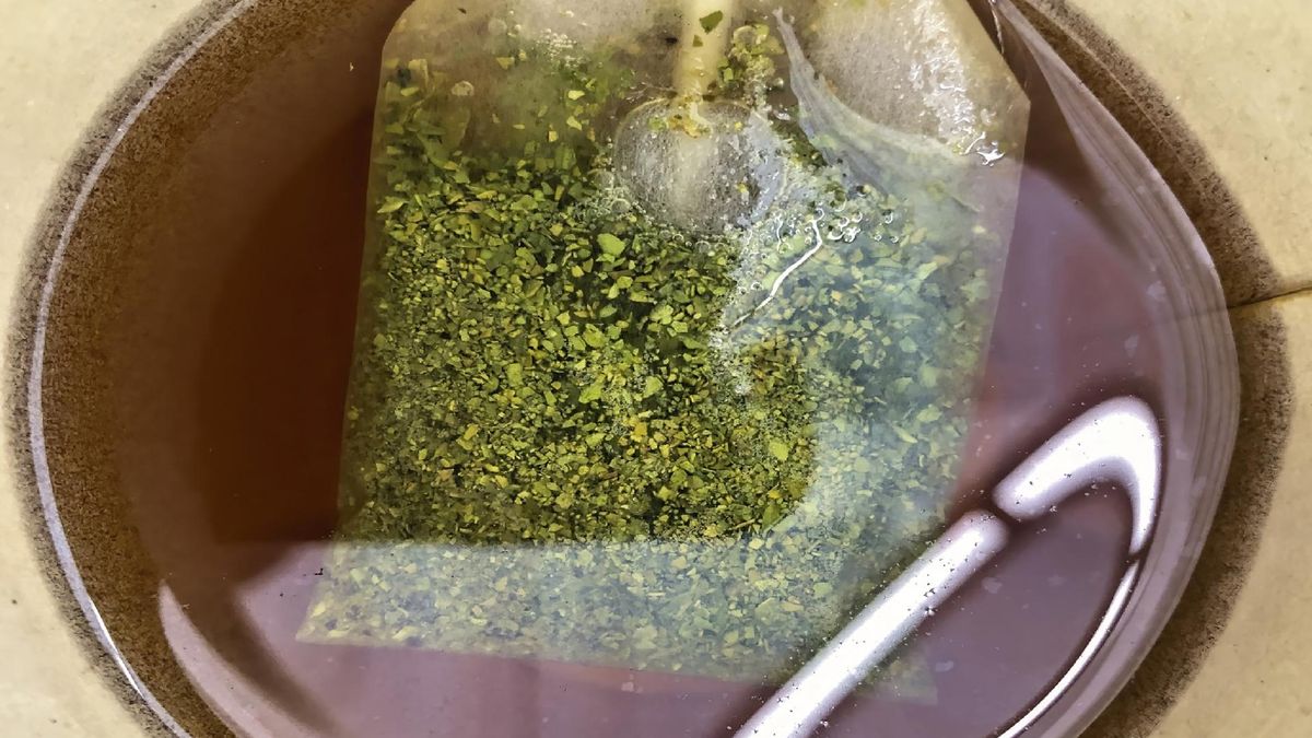 Picie herbaty z cytryną ma szkodliwy wpływ na mózg. Ale uważać trzeba też na herbaty ziołowe