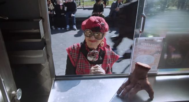 Dłoń z rodziny Adamsów wykorzystana do promocji serialu "Wednesday" Netfliksa