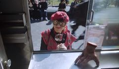 Dłoń z rodziny Adamsów wykorzystana do promocji serialu "Wednesday" Netfliksa