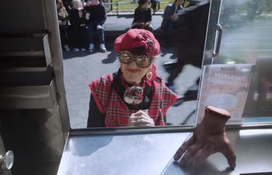 Dłoń z rodziny Adamsów wykorzystana do promocji serialu "Wednesday" Netfliksa