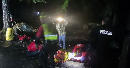 Nocą błąkał się po górach. Nagle omsknęła mu się stopa