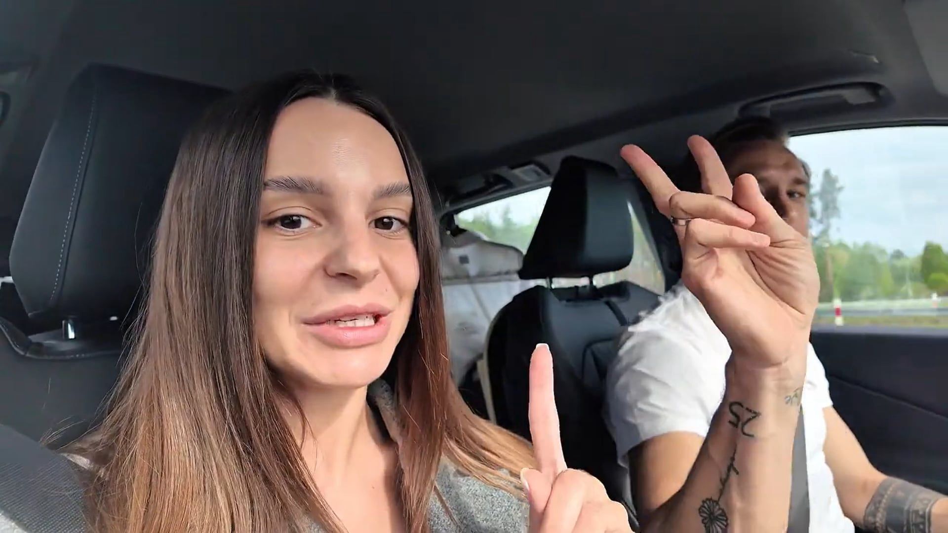 Rzeźniczakowie polują na ciuchy podczas jazdy samochodem