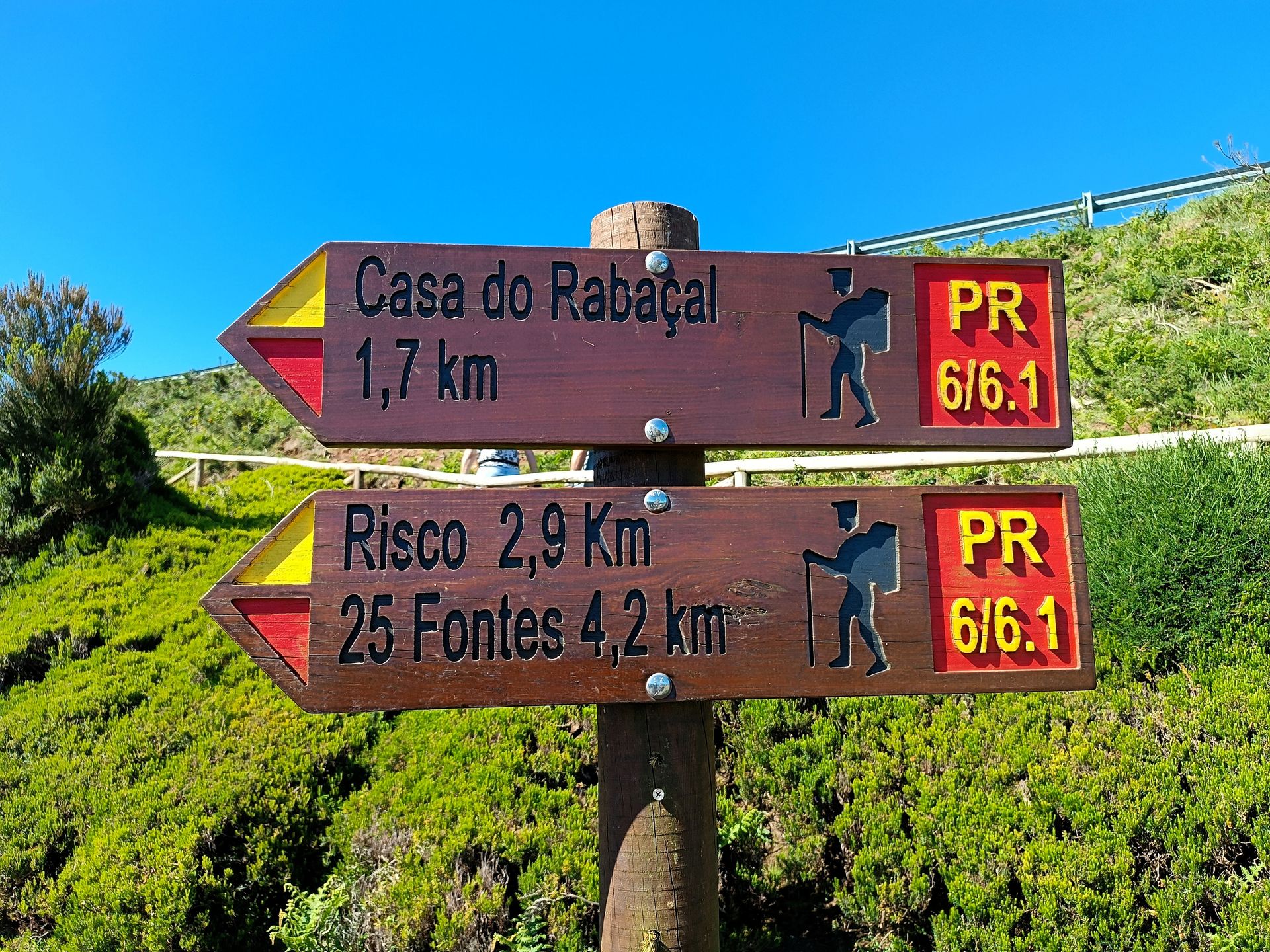 Drogowskaz Levada do Risco i 25 wodospadów