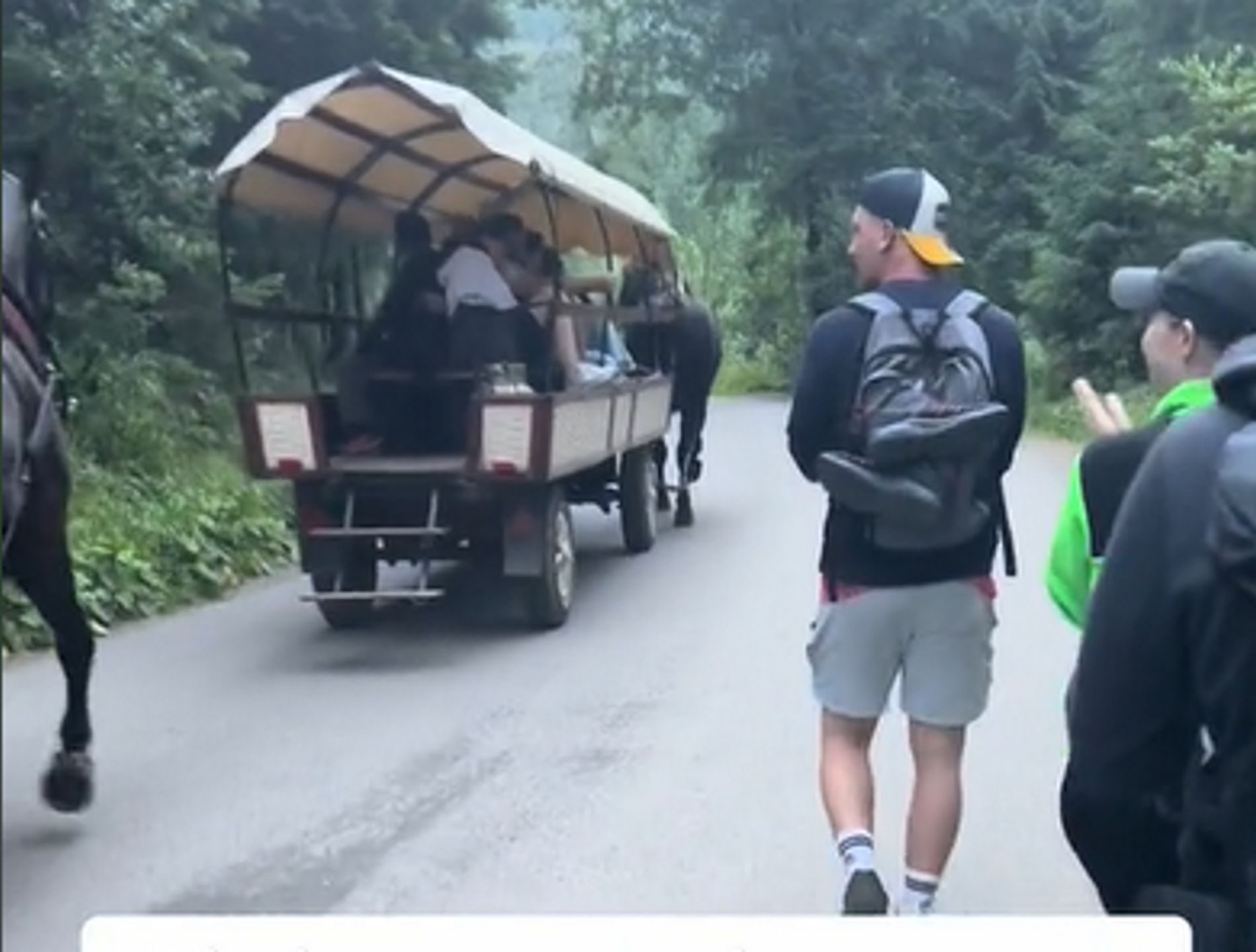 Morskie Oko. Turyści biją brawo. "A ludzie jeszcze się cieszą"