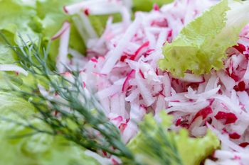 Ścieram na tarce i zalewam kremowym sosikiem. Po chwili mam chrupiącą surówkę do obiadu