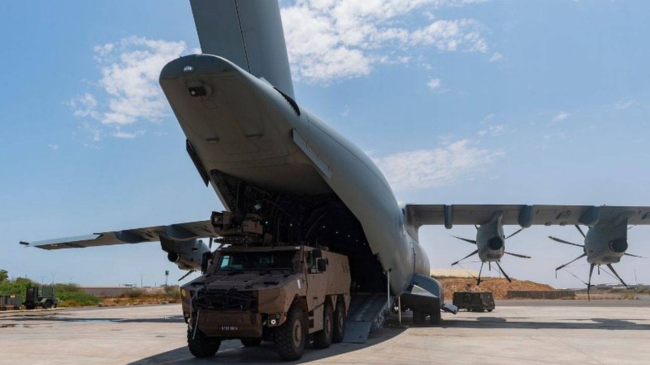 Griffon wyjeżdżający z ładowni samoloty transportowego A400M