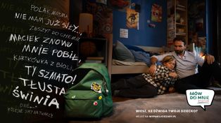 Rodzice i dzieci mijają się w rozmowie. Kampania Mów Do Mnie #TokTuMi pokazuje skalę problemu