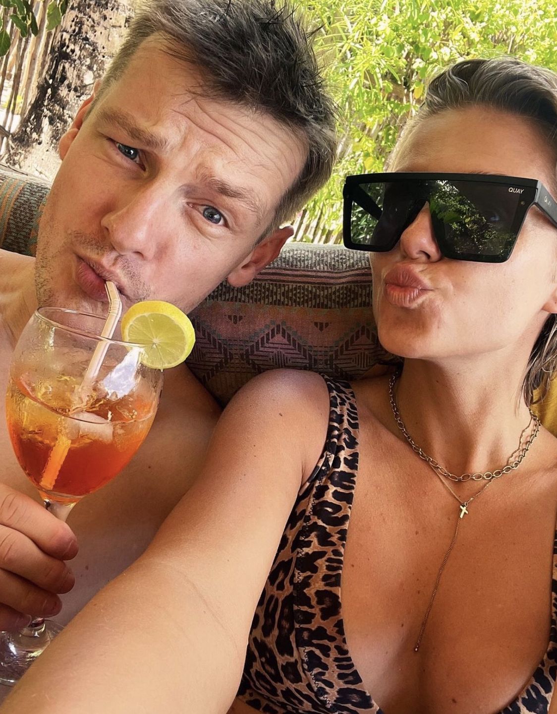 Nieco zapomniany Marcin Mroczek dokazuje z żoną na Zanzibarze: drinki, opalanie KLATY i karmienie żółwi