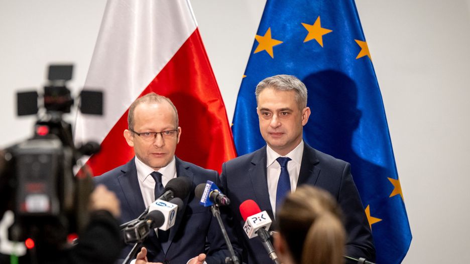 Wicepremier, minister cyfryzacji Krzysztof Gawkowski (P) oraz wiceminister cyfryzacji Paweł Olszewski (L) podczas konferencji prasowej w siedzibie Kujawsko-Pomorskiego Urzędu Wojewódzkiego w Bydgoszczy