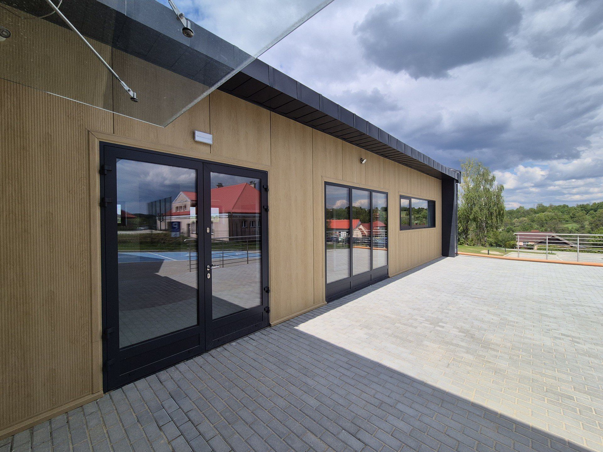 Budynek COM to parterowy obiekt o powierzchni blisko 500 m², zaprojektowany zgodnie z najnowszymi standardami dostępności, komfortu i funkcjonalności
