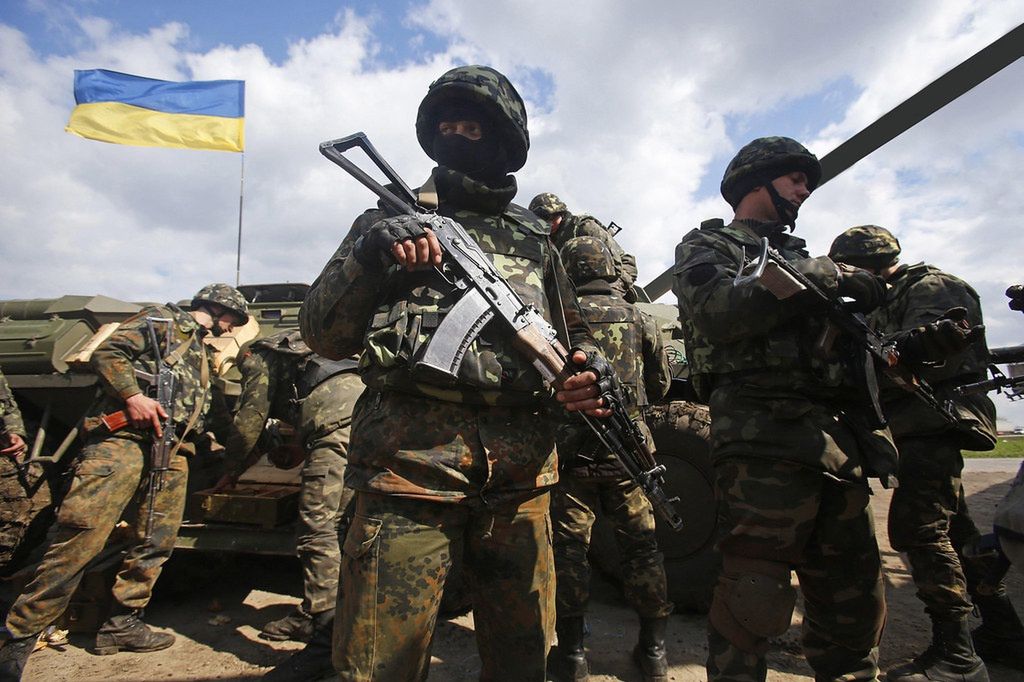 Ukraińskie wojsko w gotowości bojowej, a niedaleko toczą się ćwiczenia armii Białorusi i Rosji. "Sprawy mogą się zacząć rozwijać w szaleńczym tempie" - mówi Joe Biden