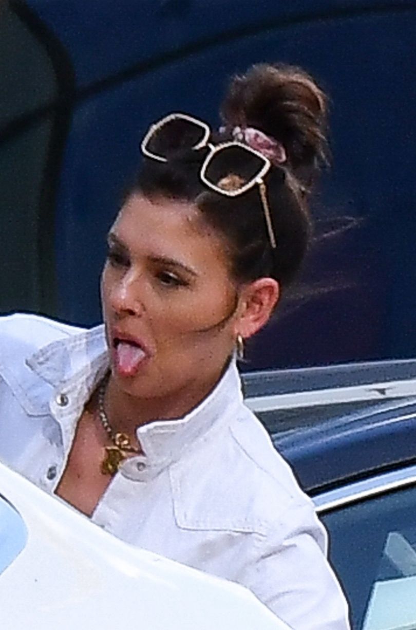 Klaudia Halejcio stroi mini, pakując obraz do bagażnika