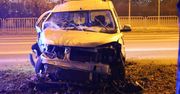 Lublin: Taranował znaki i wjechał w drzewo. Kierowca dacii był kompletnie pijany
