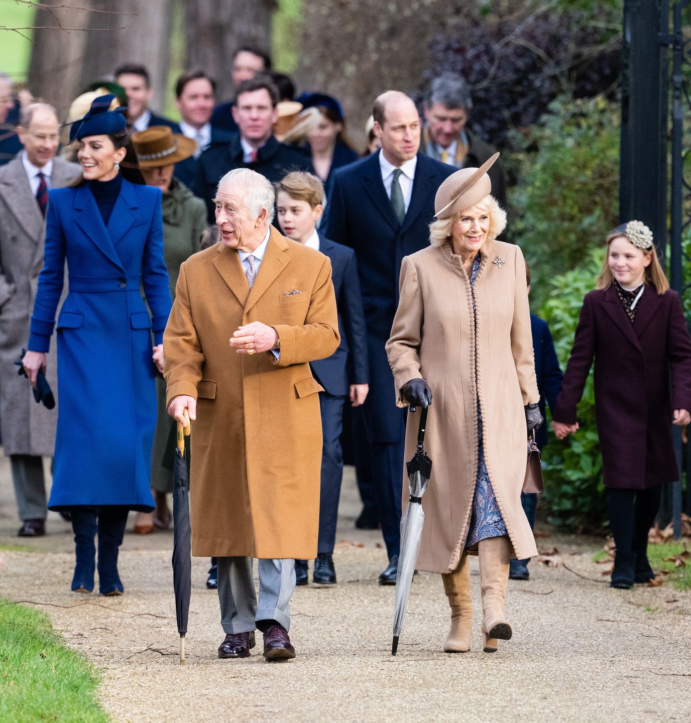 Książę William i księżna Kate wędrują z dziećmi do kościoła na świąteczną mszę 