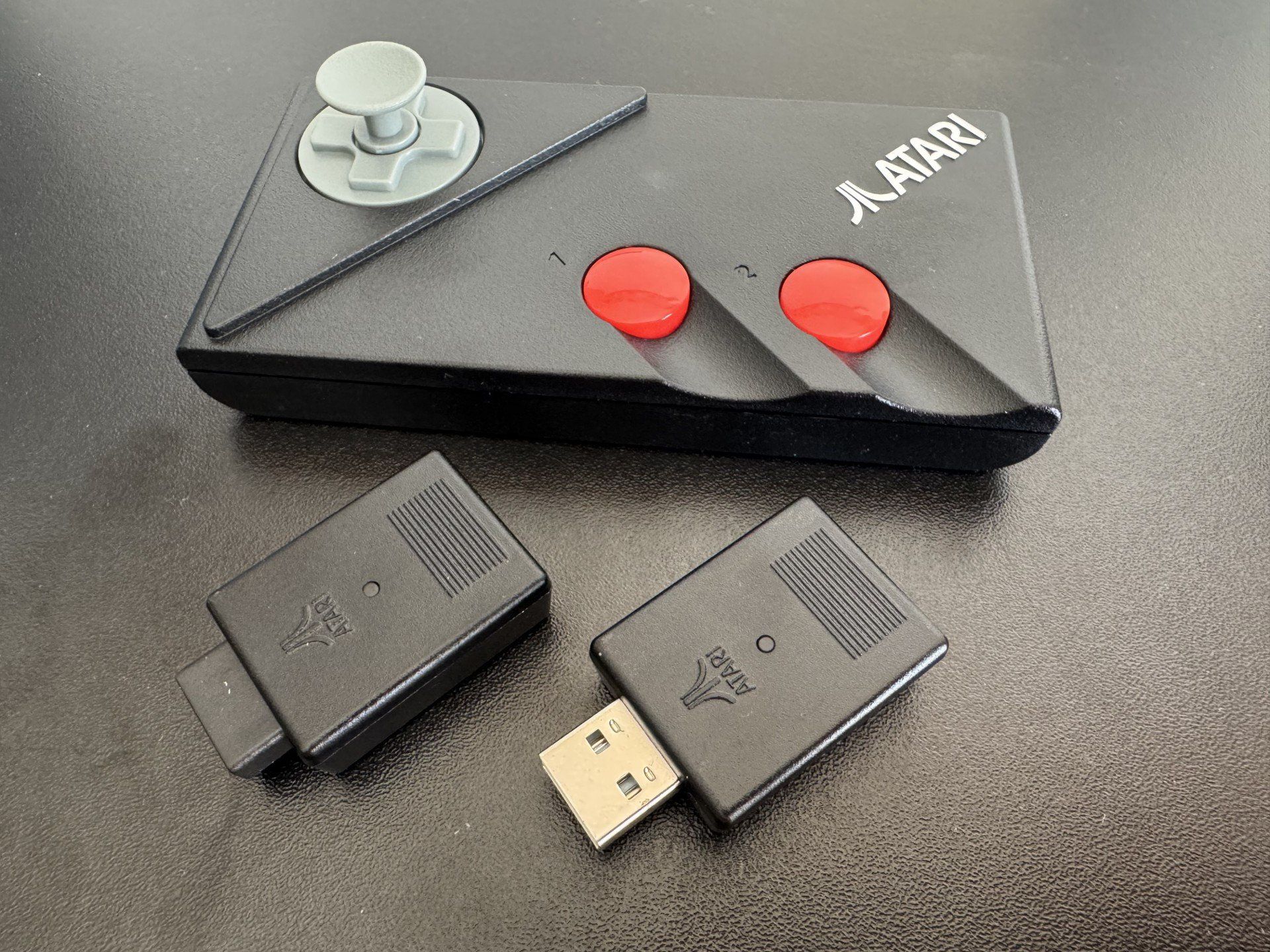 Kontroler można też podpiąć pod każdy komputer używając odbiornika USB.